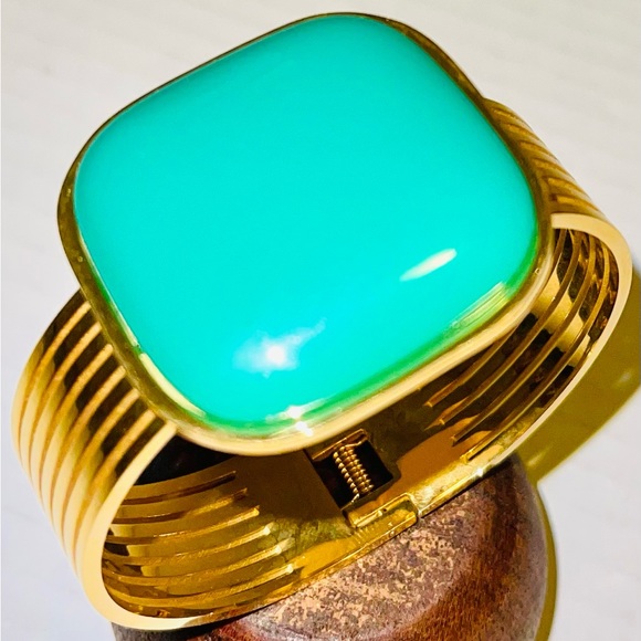 WOMEN'S GOLDEN BRACELET WITH GLAMOROUS DECORATIVE GREEN COLOR - Picture 3 of 9